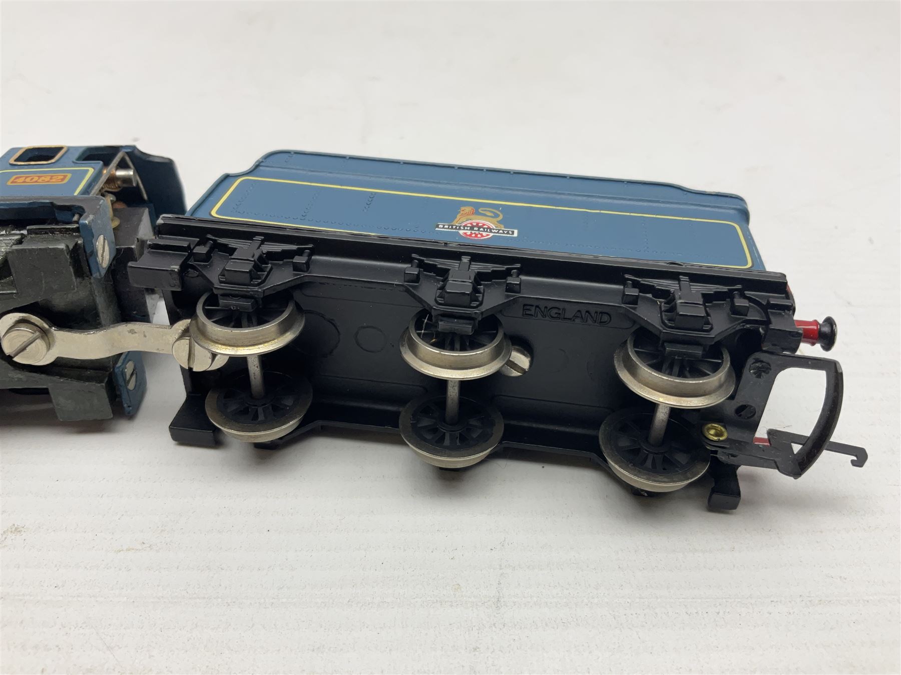 Wrenn '00' gauge - two Castle Class' 4-6-0 locomotives - 'Devizes Castle' No.7002 in GW Green; and 'Windsor Castle' No.4082 in BR Blue; both boxed with instructions (2)