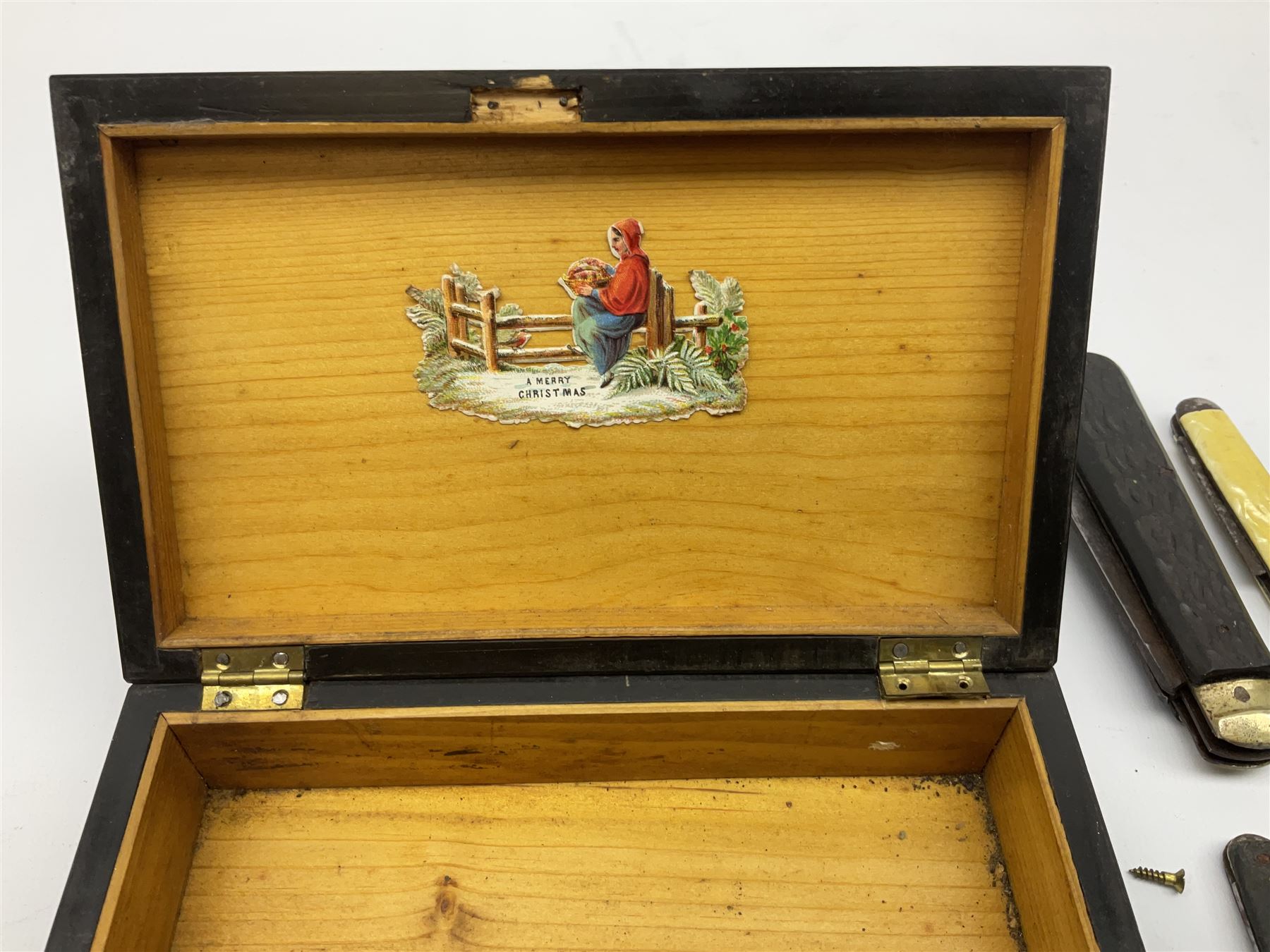 Veterinary fleams and other tools together with various veterinary books, including Hewthorn's Veterinary Guide, Farms and Farming - Vince, Veterinary Practice at Home, etc., and a collection of folding pocket knives, pen knives, hunting knife, etc.