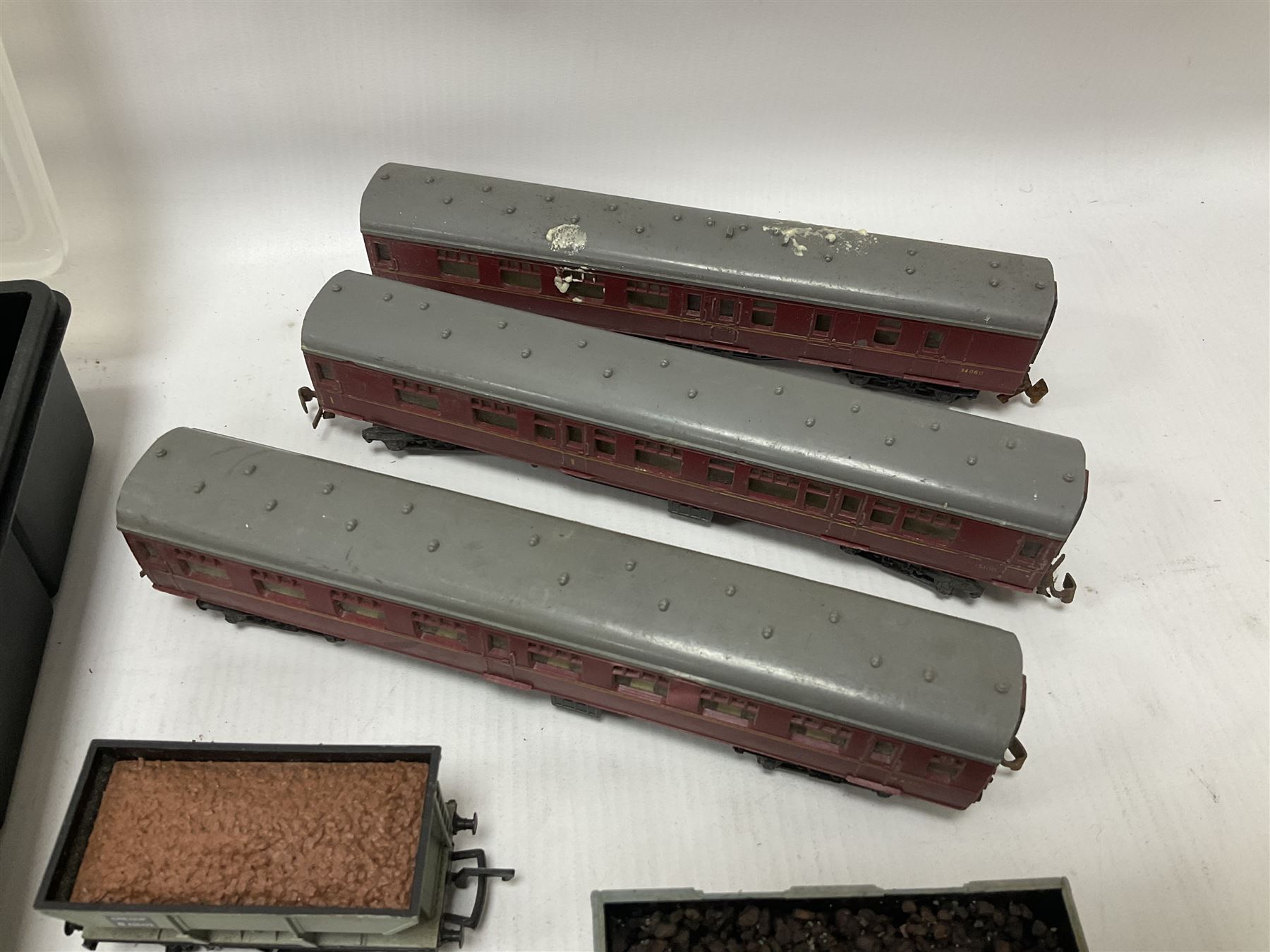 Various makers ‘00’ gauge - Hornby DCC ready LNER 4-6-2 ‘The Mallard’ no.4468 in blue with original box; Lima British Railway Class 33 Bo-Bo diesel locomotive no.33025; quantity of coaches, wagons and track to include Hornby, Lima, Tri-Ang etc (26) 