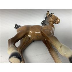 Collection of Beswick bay horses to include recumbent foal no.915 and Quarter Horse, all stamped beneath (11)