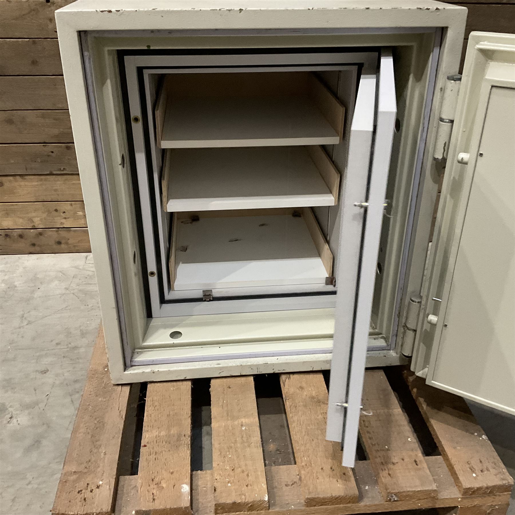 Phoenix 2000 Datacare safe, with key