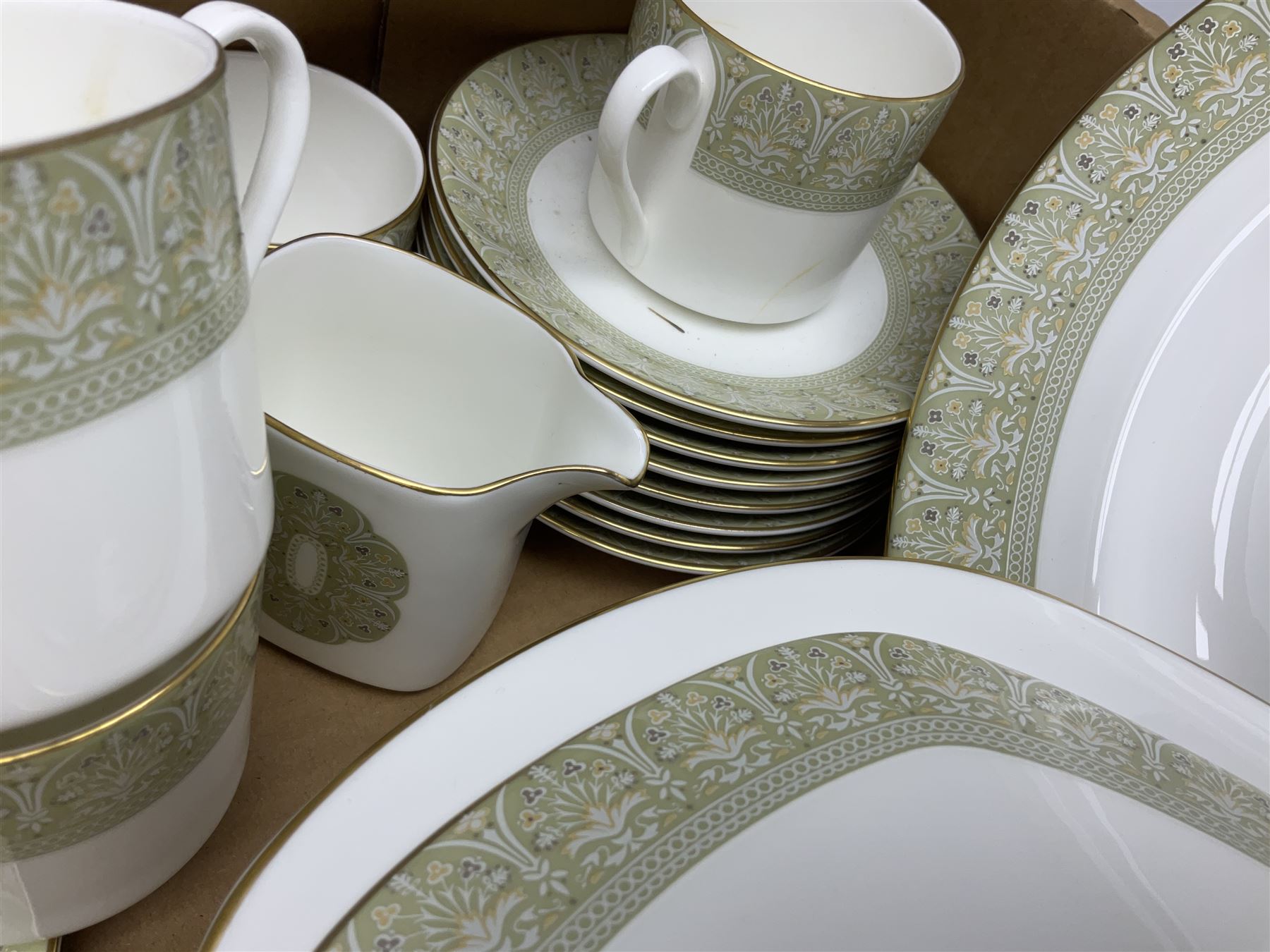 Royal Doulton Sonnet pattern part tea and dinner service, to include meat platter, coffee pot, sauce boat etc, in two boxes 