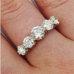 18ct white gold five stone graduating, round brilliant cut diamond ring, hallmarked, total diamond weight approx 1.90 carat