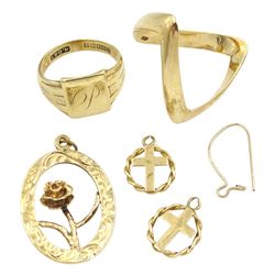 9ct gold jewellery including openwork rose pendant, double wishbone ring, signet ring engraved with initial 'P' and a pair of cross pendant earrings 