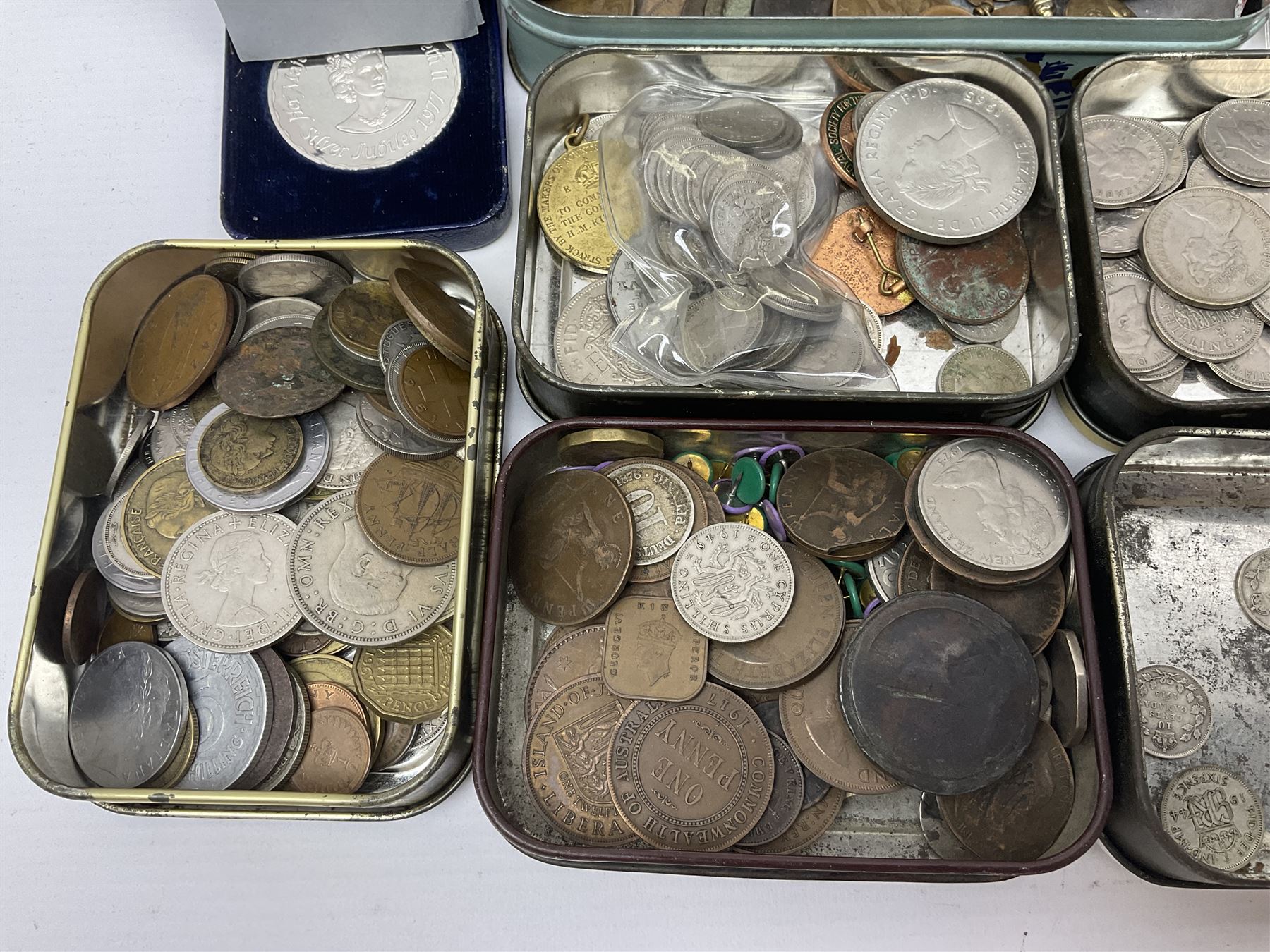 Great British and World coins, including George I 1723 farthing, Queen Victoria 1875 halfcrown, King George V one shilling, pre decimal coinage, commemorative crowns, United States of America 1921 Morgan dollar with soldered loop attached etc