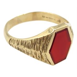 9ct gold carnelian signet ring with textured shoulders, hallmarked