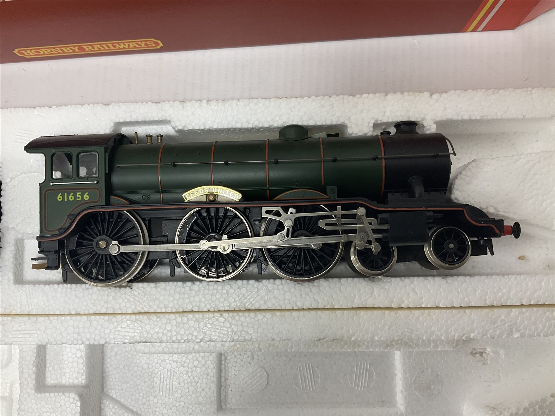 Hornby ‘00’ gauge - Class B17 4-6-0 ‘Manchester United’ locomotive no.2862 in LNER green; Class B17 4-6-0 ‘Leeds United’ locomotive no.61656 in BR green; Class D41/1 4-4-0 ‘Yorkshire’ locomotive no. 62700; Class 49/1 4-4-0 ‘Cheshire’ locomotive no.2753 in LNER green; in original boxes (4) 
