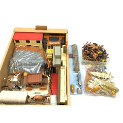 Frontierland play setting with plastic c