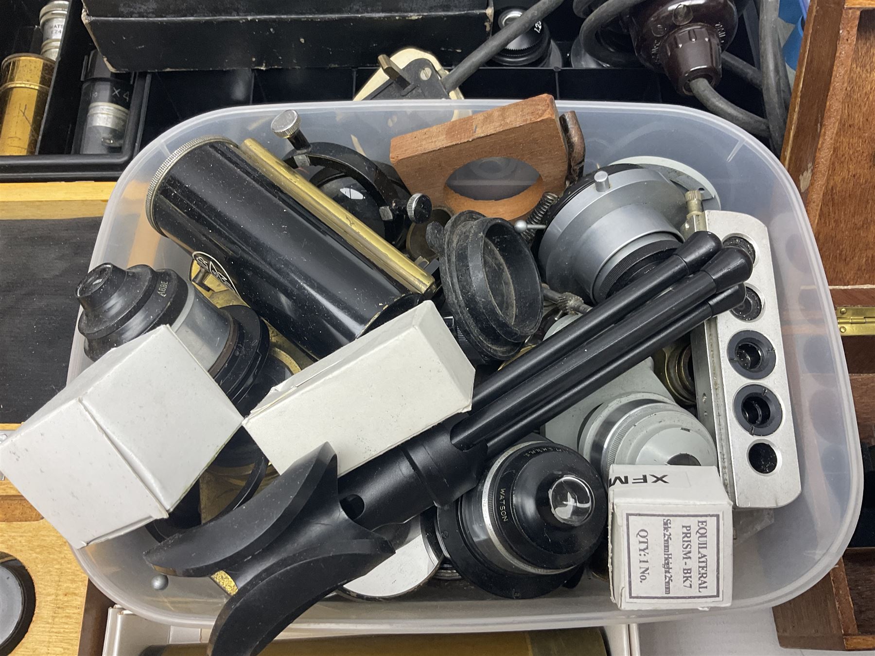 Large collection of microscope lenses, for various microscopes 