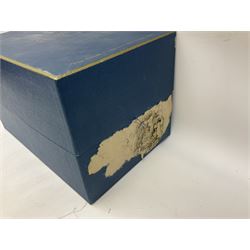 Edinburgh Crystal British Commonwealth Games 1970 goblet vase
Edinburgh crystal goblet vase commemorating the British Commonwealth Games 1970, designed by David Hammond, engraved by F.Lonie, no.37 of 50, with box, H23cm