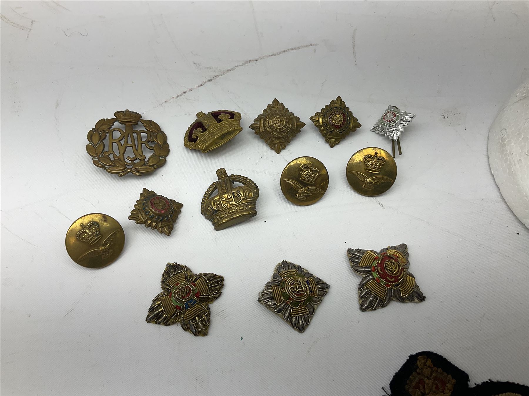 WW2 RAF sidecap dated 1942 with badge and buttons; quantity of RAF metal and cloth badges, pips and buttons; and paratrooper's helmet chin strap