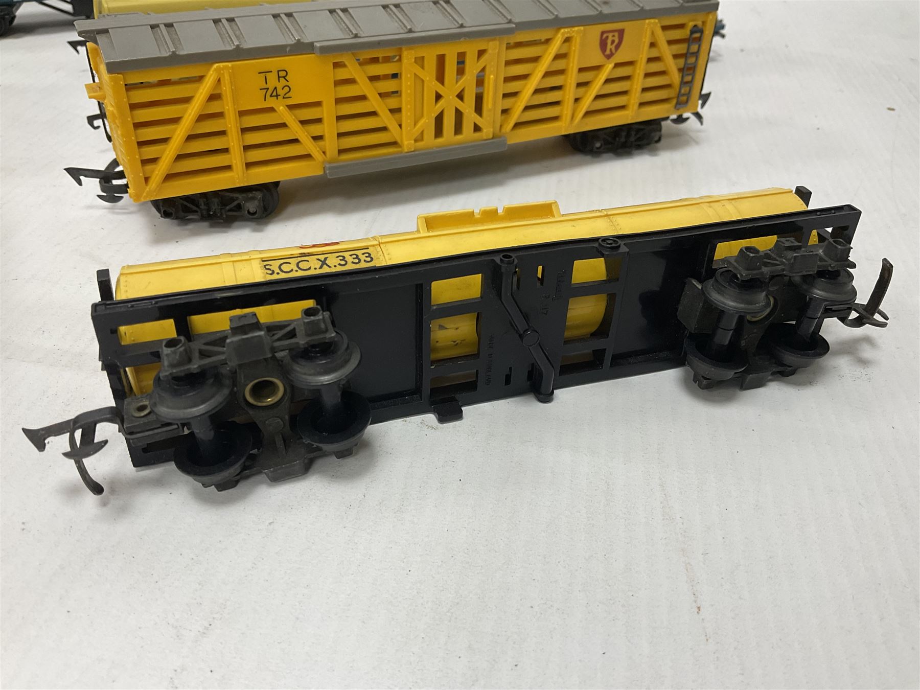 Hornby/Tri-Ang ‘00’ gauge - eight various coaches and eighteen goods wagons; all unboxed (26)