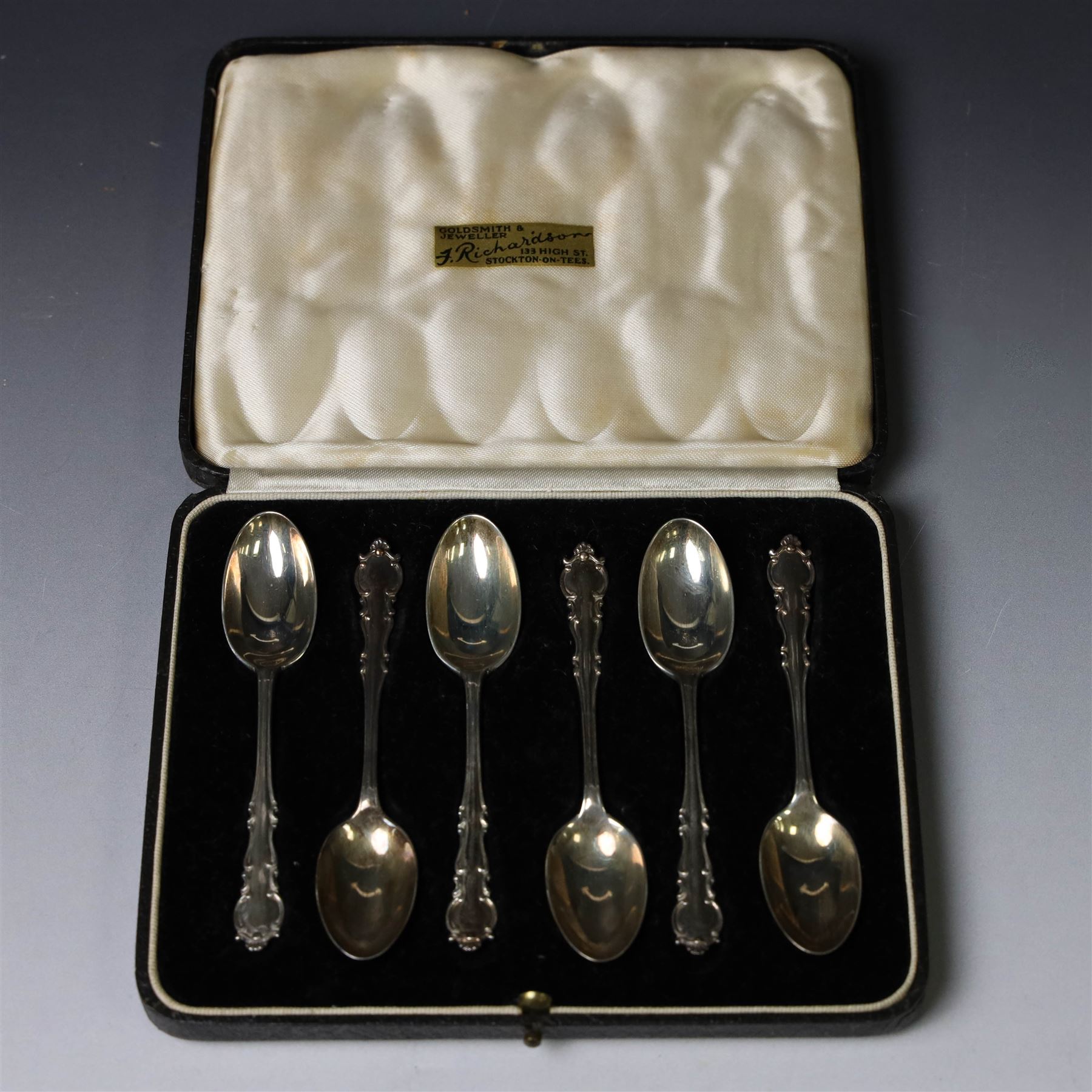 1930s silver three piece cruet set, comprising pepper shaker, open salt and mustard pot, with two matched silver spoons, together with a set of 1930s silver teaspoons, all cased and hallmarked