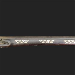 Indian Jezail style flintlock blunderbuss with 61cm bell mouth blunderbuss barrel with engraved floral design, the butt with mother of pearl triangular inlays, overall L97cm