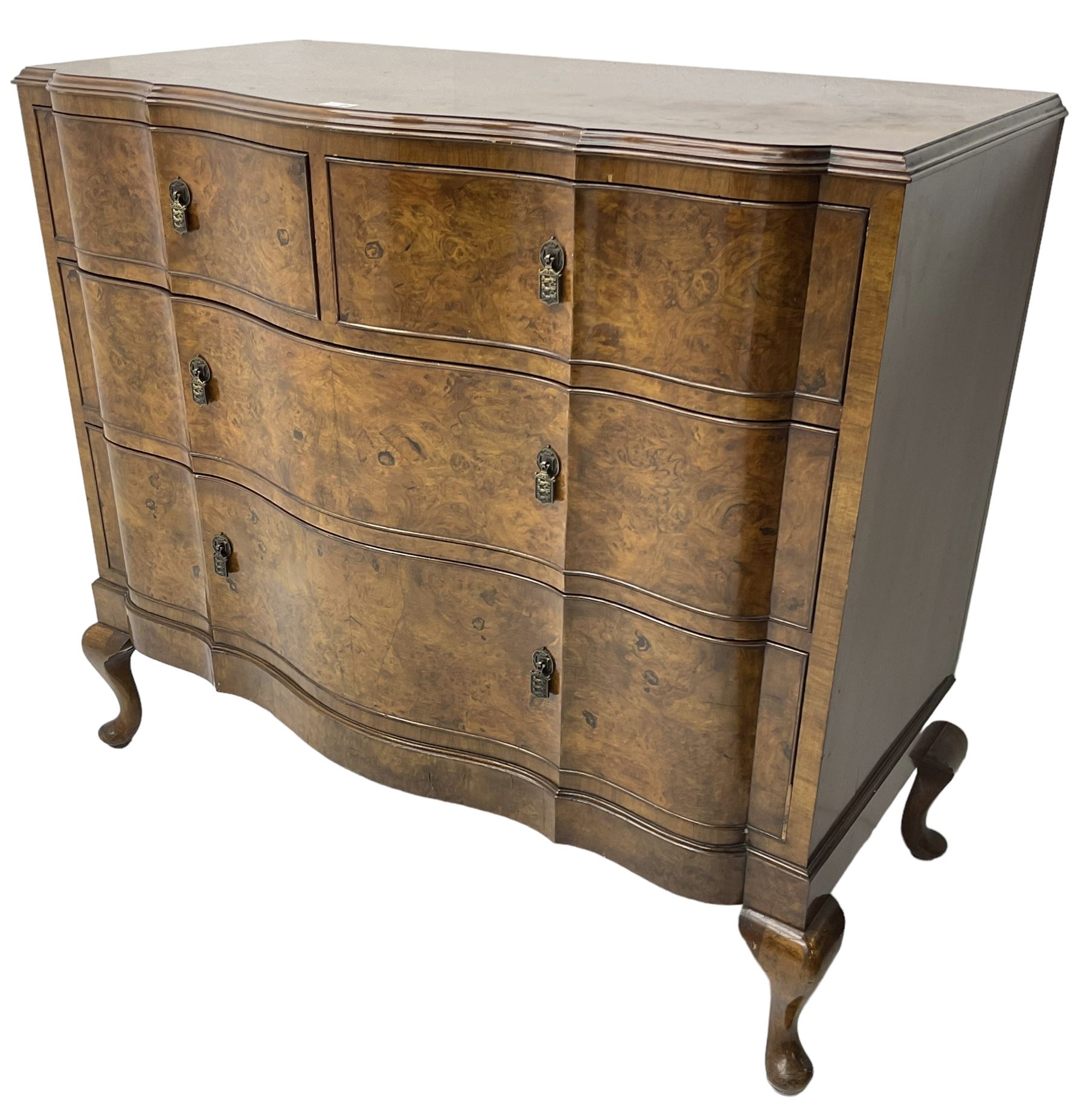 Early to mid-20th century figured walnut serpentine chest, moulded top over two short and two long cock-beaded drawers, fitted with drop handles in the form of shields with three recumbent lions, on cabriole feet
