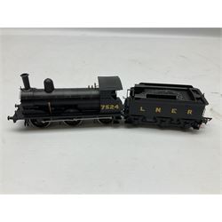 Hornby '00' gauge - Class J36 0-6-0 locomotive no. 722, Ruston & Hornsby 48DS & Flatbed Wagon Works Livery and Class J15 0-6-6 locomotive no. 7524, all DCC ready (3)