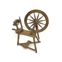Late 20th century oak spinning wheel, H81cm