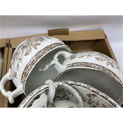 Burleigh Ware jug of baluster form modelled with fox and heron, cabbage dish, Carlton Ware lobster scallop dish, Royal Doulton The Hunting Man plate, Grimwades, other early 20th century ceramics and a Henry Alcock wash set to include jug and bowl, chamber pot etc