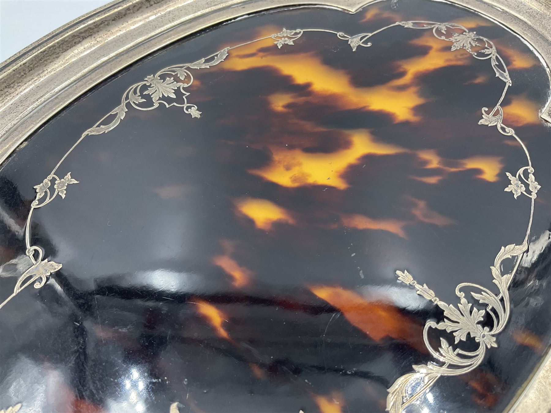 1920's silver and tortoiseshell dressing table tray, of quatrefoil form, the lobed silver edge encasing a tortoiseshell center with silver acanthus detail, hallmarked Elkington & Co Ltd, Birmingham 1921, L25cm W18cm