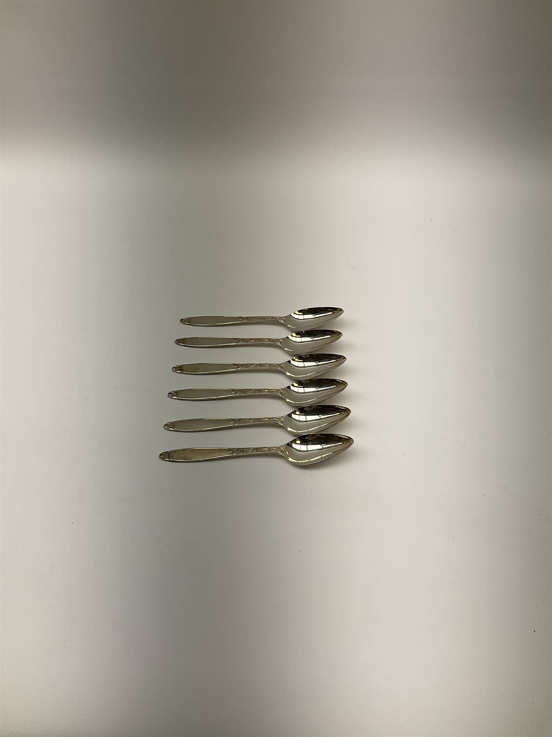 Oneida Community silver plated cutlery in the Mansion House pattern, comprising fithteen teaspoons, twelve soup spoons and six serving spoons together with matched cutlery, compromising fourteen forks, twentythree knives, twelve spoons, ten dessert spoons, one teaspoons,and a selection of other cutlery. 