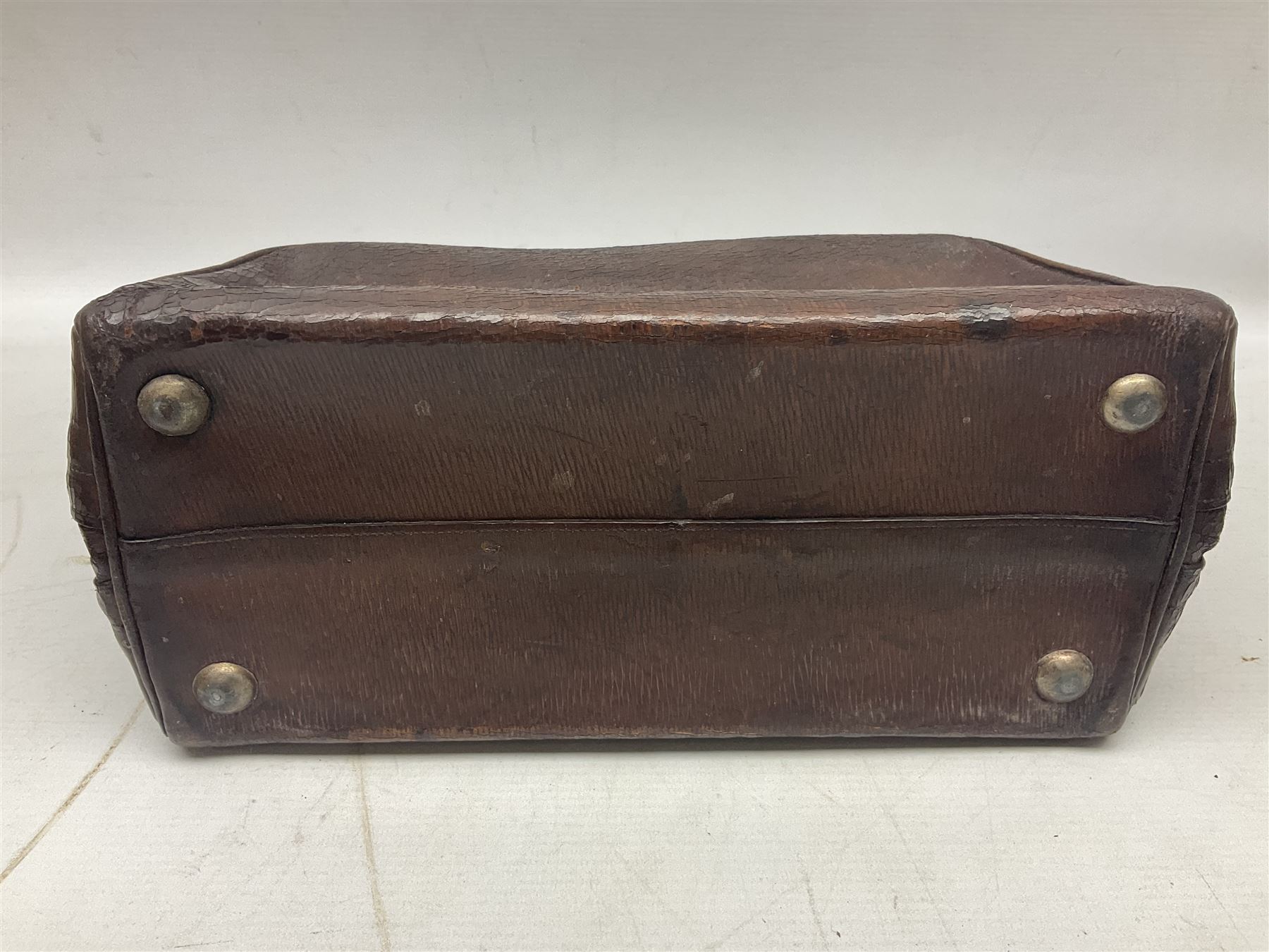 Small leather Portmanteau gentleman’s travelling toilet bag