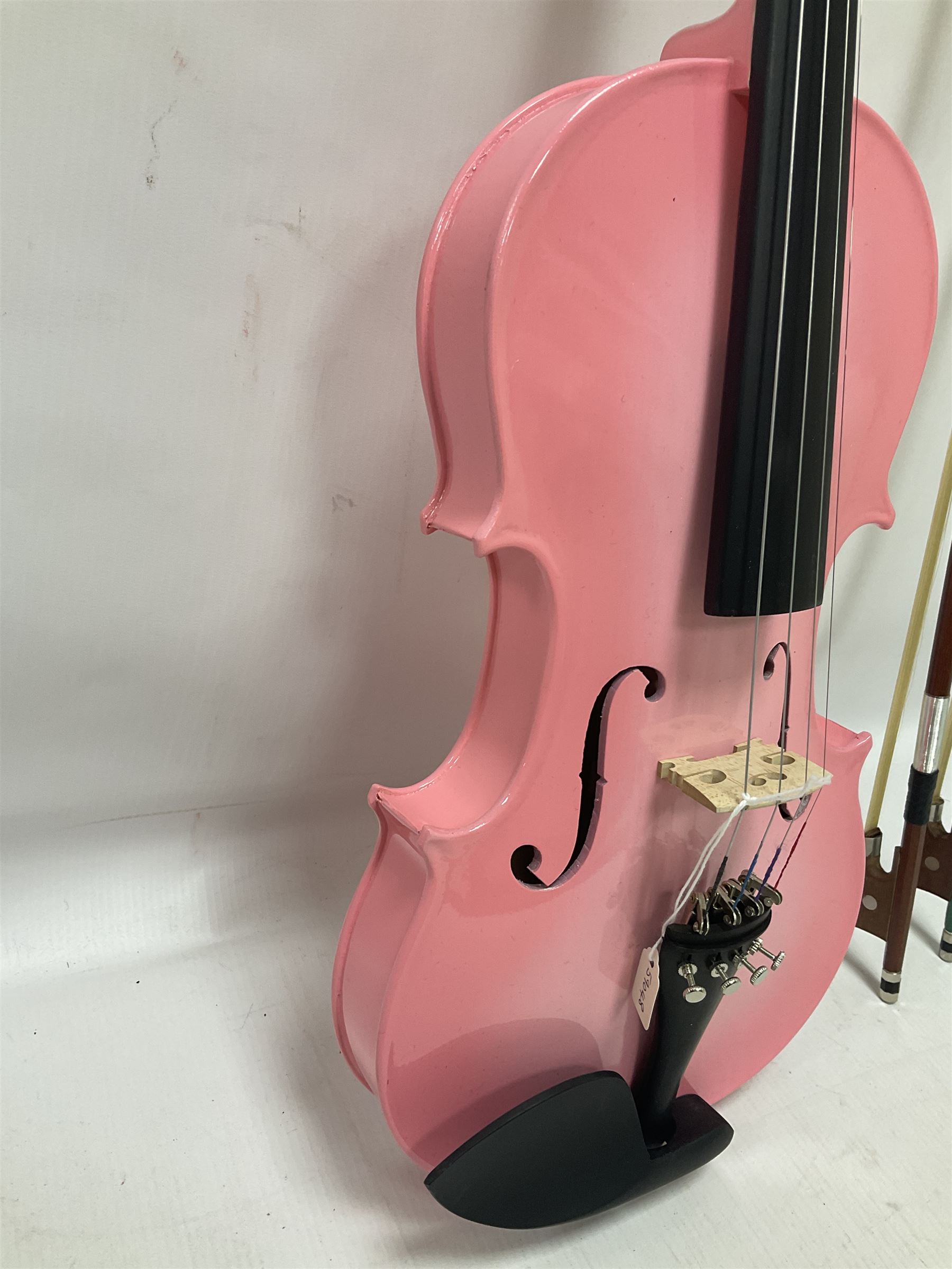 Zest full size pink violin, with a solid wood body and maple head, with matching pink bow and two further bows, in a hard case Length 60cm