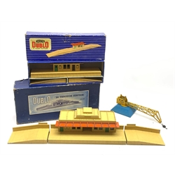 Hornby Dublo - D1 Through Station and D1 Island Platform, both boxed; and Dinky die-cast Goods Yard Crane No.752 (3)