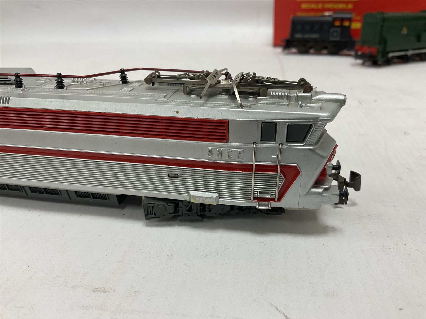 Various makers ‘00’ gauge - Hornby R758 Hymek Diesel Hydraulic B-B locomotive no.D7063 and R253 0-4-0 Diesel Dock Shunter no.3, in original boxes; Tri-Ang Class 08 0-6-0 Diesel Shunter no.D3035 and Class 37 Co-Co Diesel locomotive no.D6830; Jouef 843/E TEE SNCF no.CC40101 in electric red and grey (5)