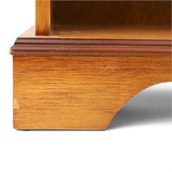 Contemporary mahogany and yew wood open bookcase, dentil cornice above two adjustable shelves, shaped apron and bracket feet 