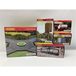 Hornby '00' gauge - nineteen Skaledale trackside buildings/accessories including R8542 Holly Farm Workshop, R9671 GWR Water Column and Crane, R8716 Upper Skaledale Main Building, R8657 Roundabout, R8993 Water Cleansing Tank, R8709 Fuel Oil Tanks, R8741 Purifiers, R9531 Magna Waiting Room etc; all but one boxed (19)