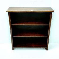 Early 20th century oak bookcase, two shelves, solid end supports