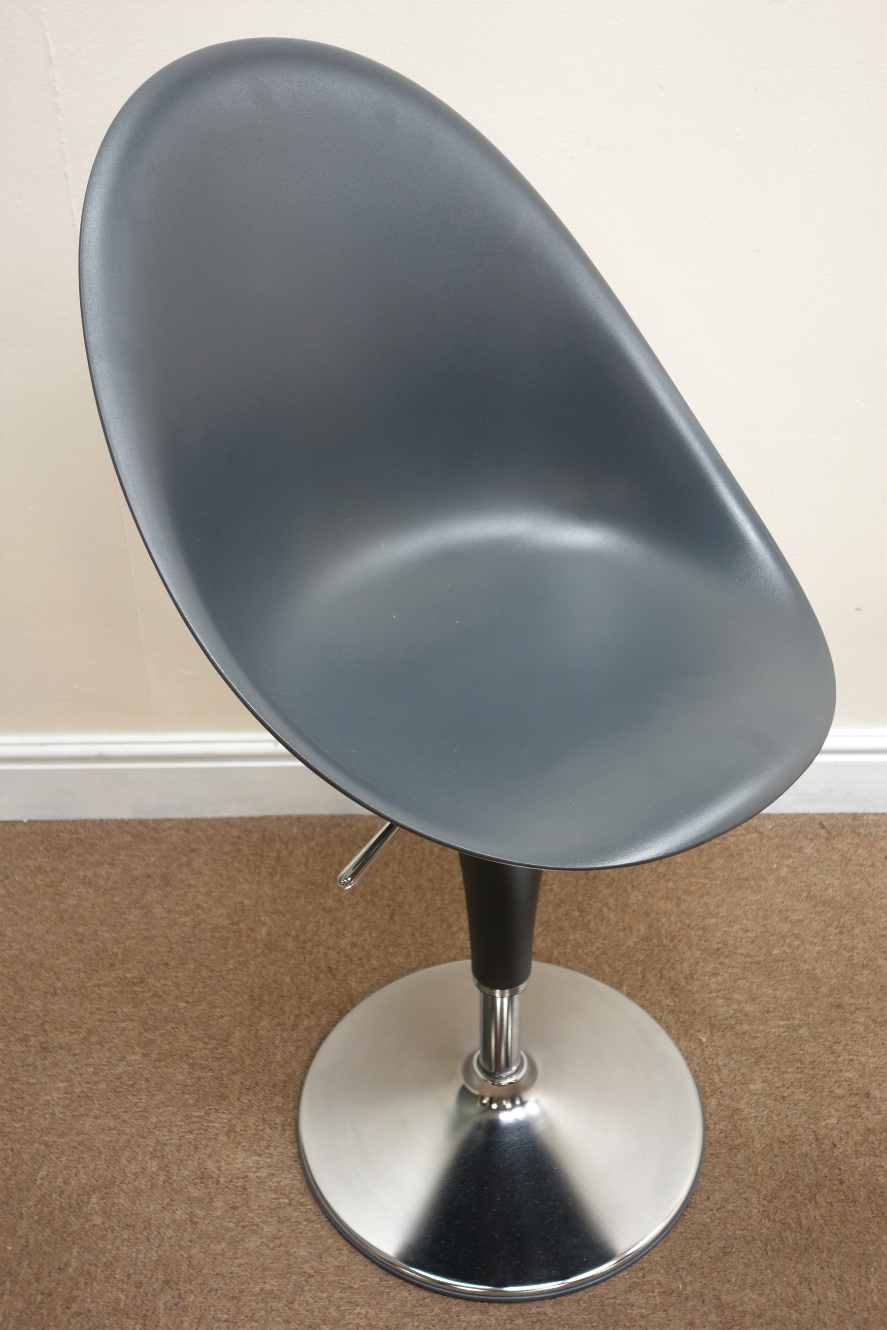 Magis Bombo Anthracite oval dining table, tulip style chrome finish base (W170cm, H76cm,D110cm) and four adjustable egg chairs