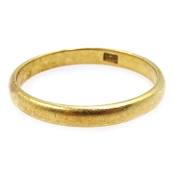  18ct gold wedding band stamped 18ct  