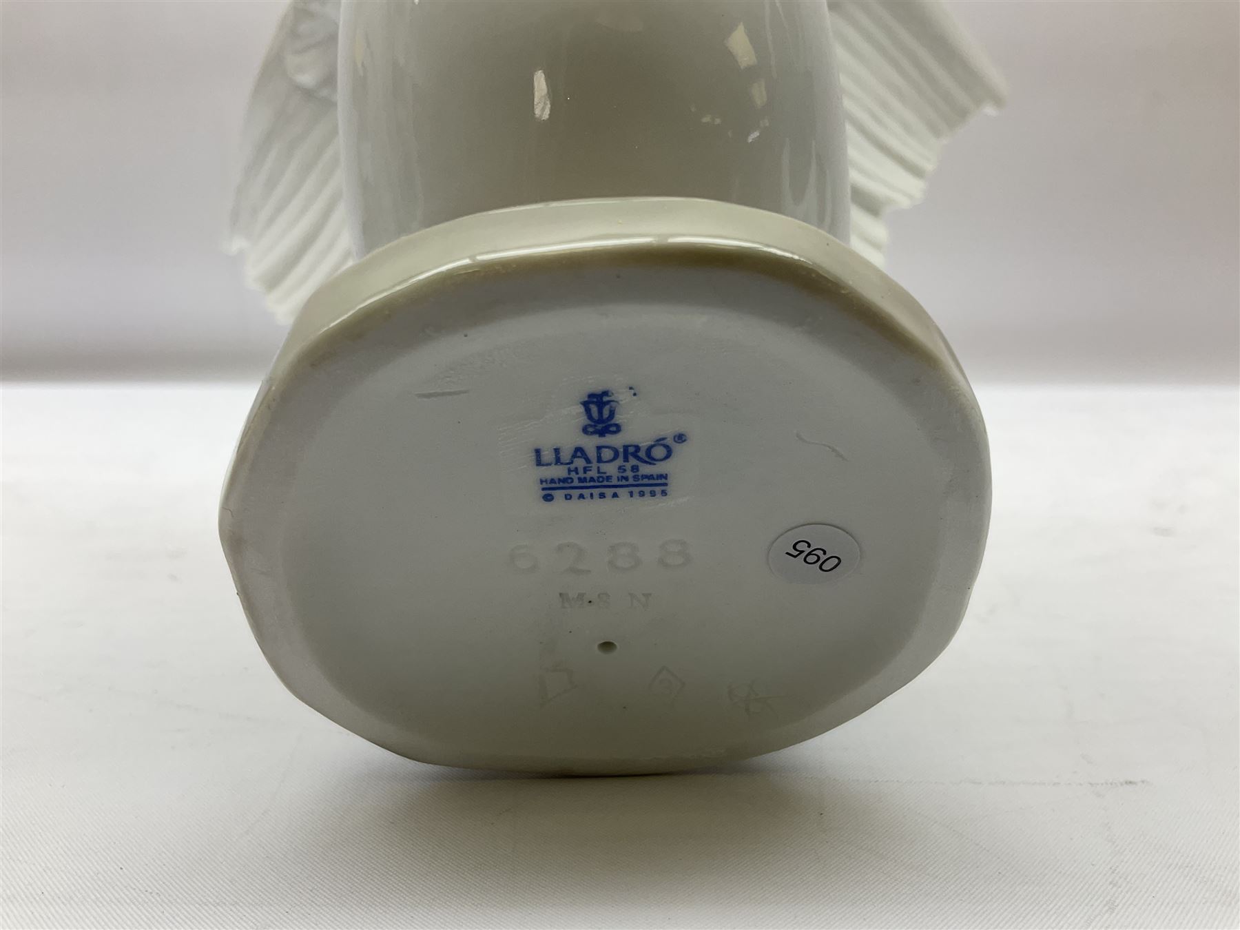 Four Lladro dove figures, comprising Taking Flight no 6288, Dove no 1015, Proud Dove no 6290 and Peaceful Dove no 6289, all with original boxes, largest example H20.5cm 