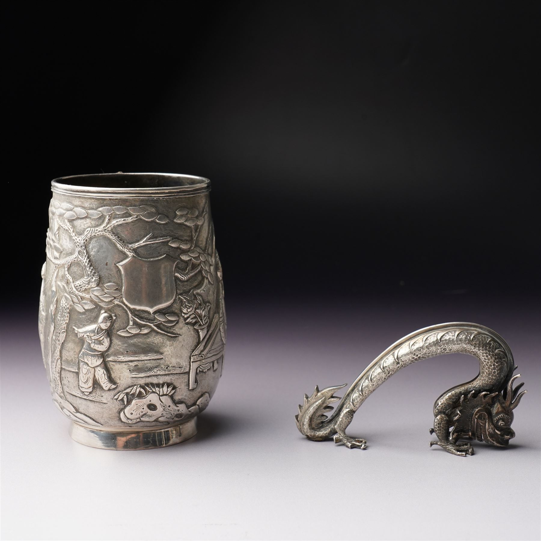 オマーンの工芸品　Silver 925 Chinese export silver mug embossed with figures and landscape with