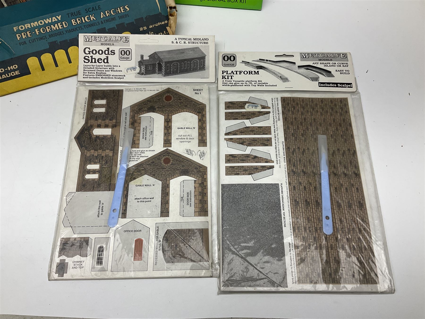'00' gauge trackside accessories including Metcalfe kits for Platform, Goods Shed and Signal box, Superquick locomotive shed, Airfix kits for locomotive, wagons and buildings etc, Dapol Station Accessories and Turntable, six Parkside Dundas wagon kits, Hornby Footbridge etc; most boxed or packaged