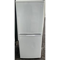 Essentials CE55CW18 Fridge freezer - 12 