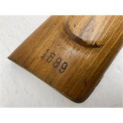 20th century Indian percussion musket, the 81cm octagonal barrel with under rib and ramrod, brass fittings including front and rear swivels, oak half stock with cheek piece and chequered pistol grip stamped 1589 L124.5cm overall