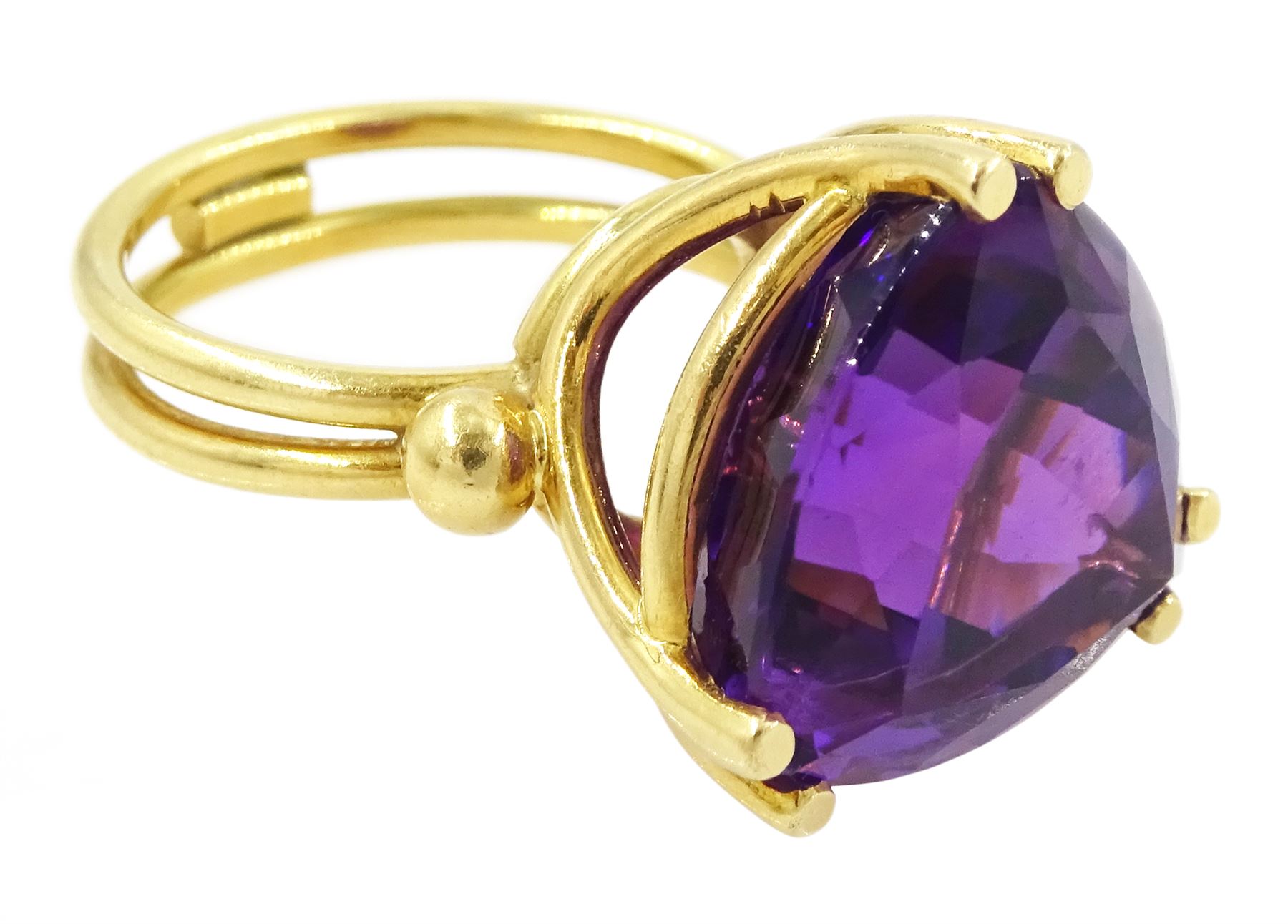 18ct gold amethyst ring, set with a single trilliant cut amethyst of approx 11.50 carat, to a fancy split design shank