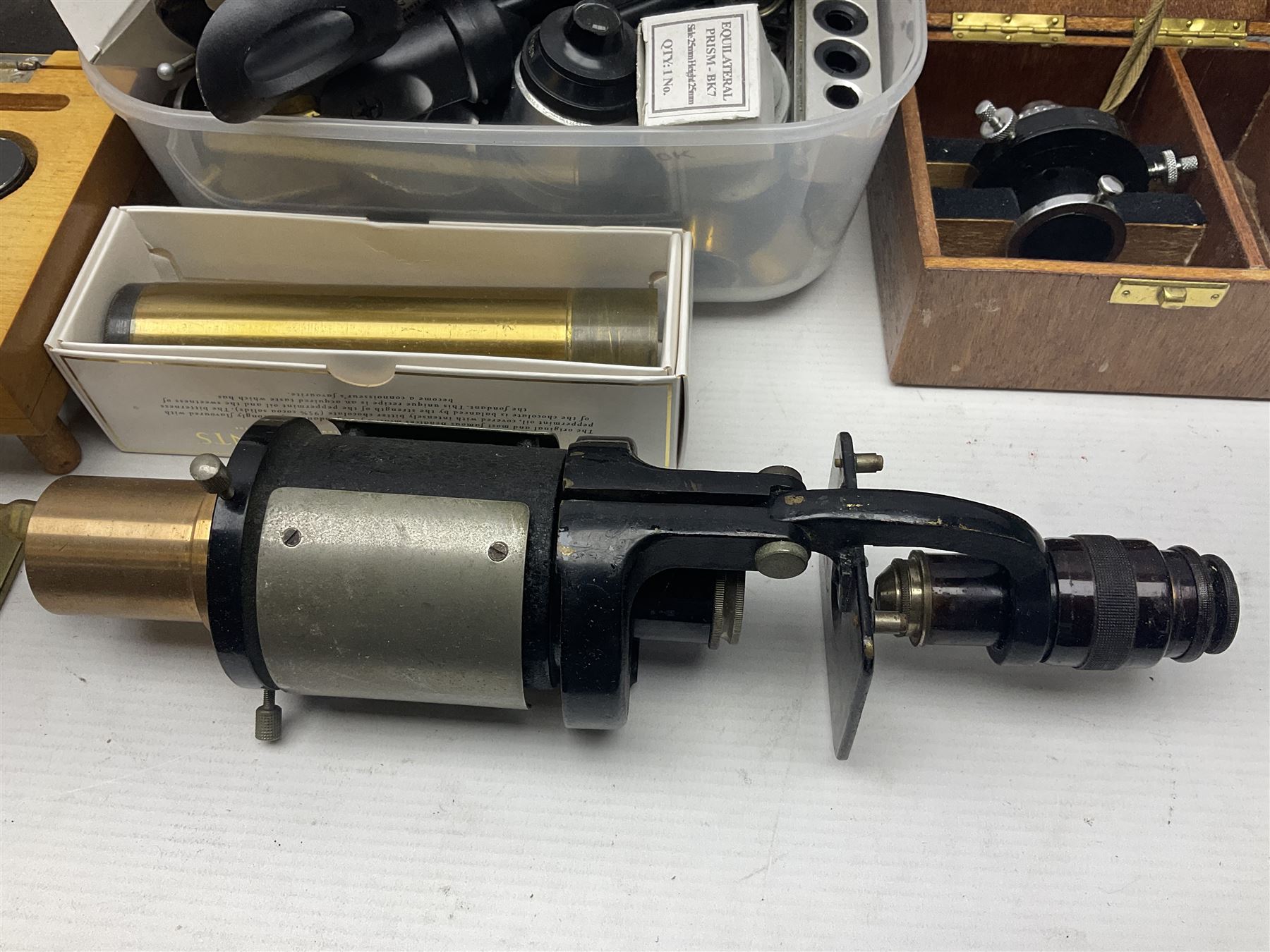 Large collection of microscope lenses, for various microscopes 