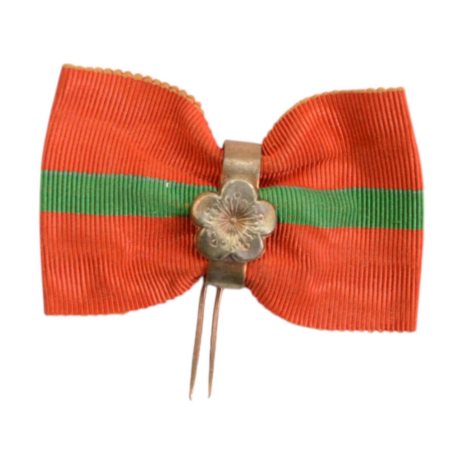 Collection of Japanese WWI and WWII badges and medals, including veteran badges 