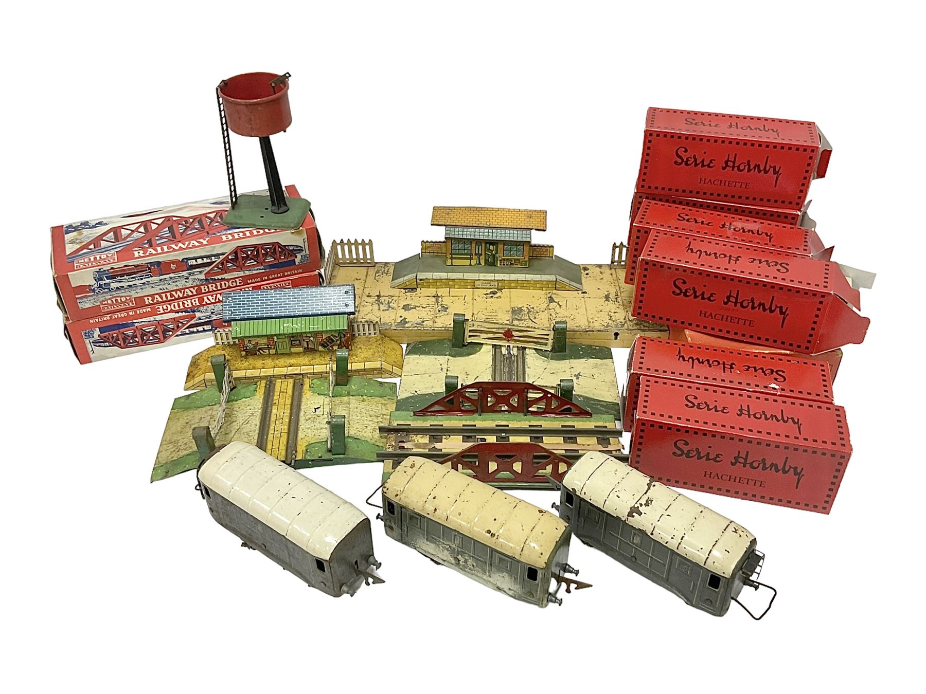 ‘0’ gauge - six boxed Hornby Hachette coaches comprising three Saloon Cars and three Dining Cars in original boxes; three loose ‘SNCF’ cars; three crossings, two Hornby/Meccano railway stations, one bridge and a water tank; two further Mettoy Railways ‘Railway Bridge’ in original boxes (17)