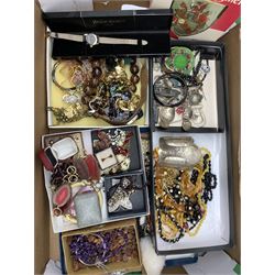 Quantity of costume jewellery, silver, silver-plated items and compacts including silver teaspoons, some silver jewellery, brooches, ladies wristwatch, quartz necklace, beaded necklaces, ladies compacts etc 