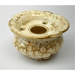 A Rockingham inkwell, with scroll rim, the whole decorated in gilt with a seaweed pattern, with a printed puce mark beneath, D9.5cm. 