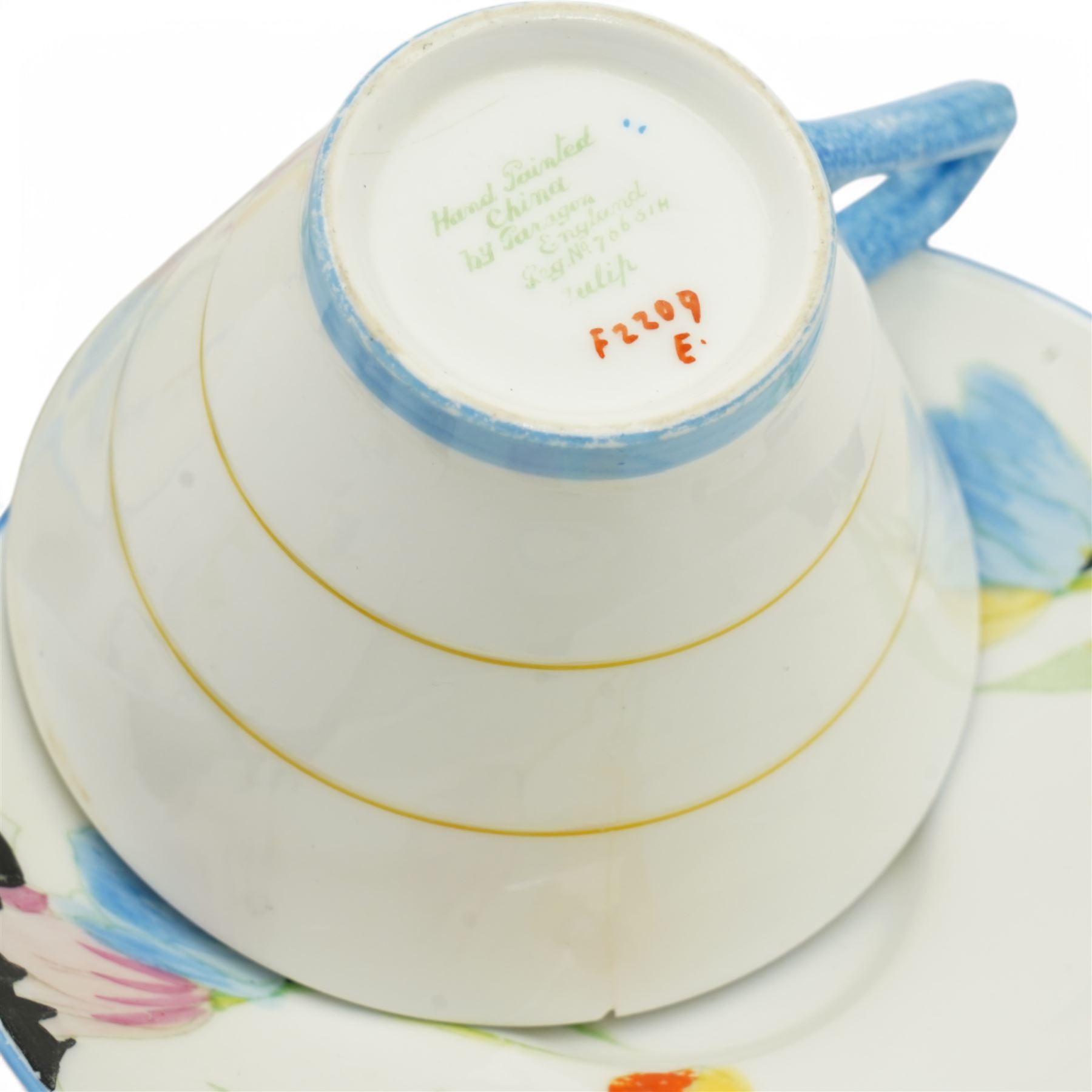 Paragon Art Deco Tulip pattern tea wares, c.1930, comprising five teacups, six saucers, five cake plates, milk jug, sugar basin and serving dish