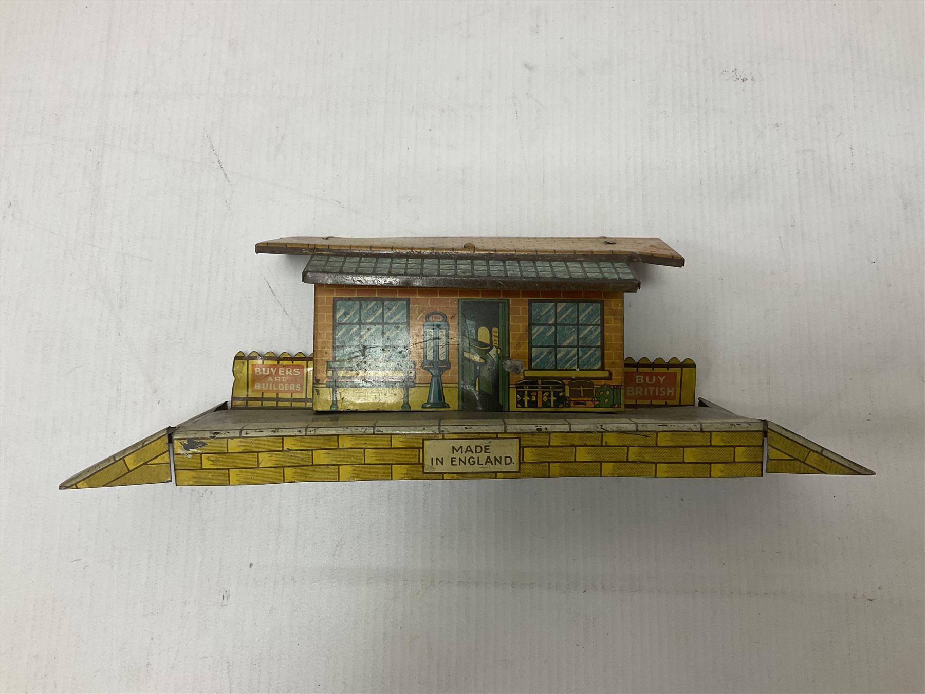 ‘0’ gauge - six boxed Hornby Hachette coaches comprising three Saloon Cars and three Dining Cars in original boxes; three loose ‘SNCF’ cars; three crossings, two Hornby/Meccano railway stations, one bridge and a water tank; two further Mettoy Railways ‘Railway Bridge’ in original boxes (17)