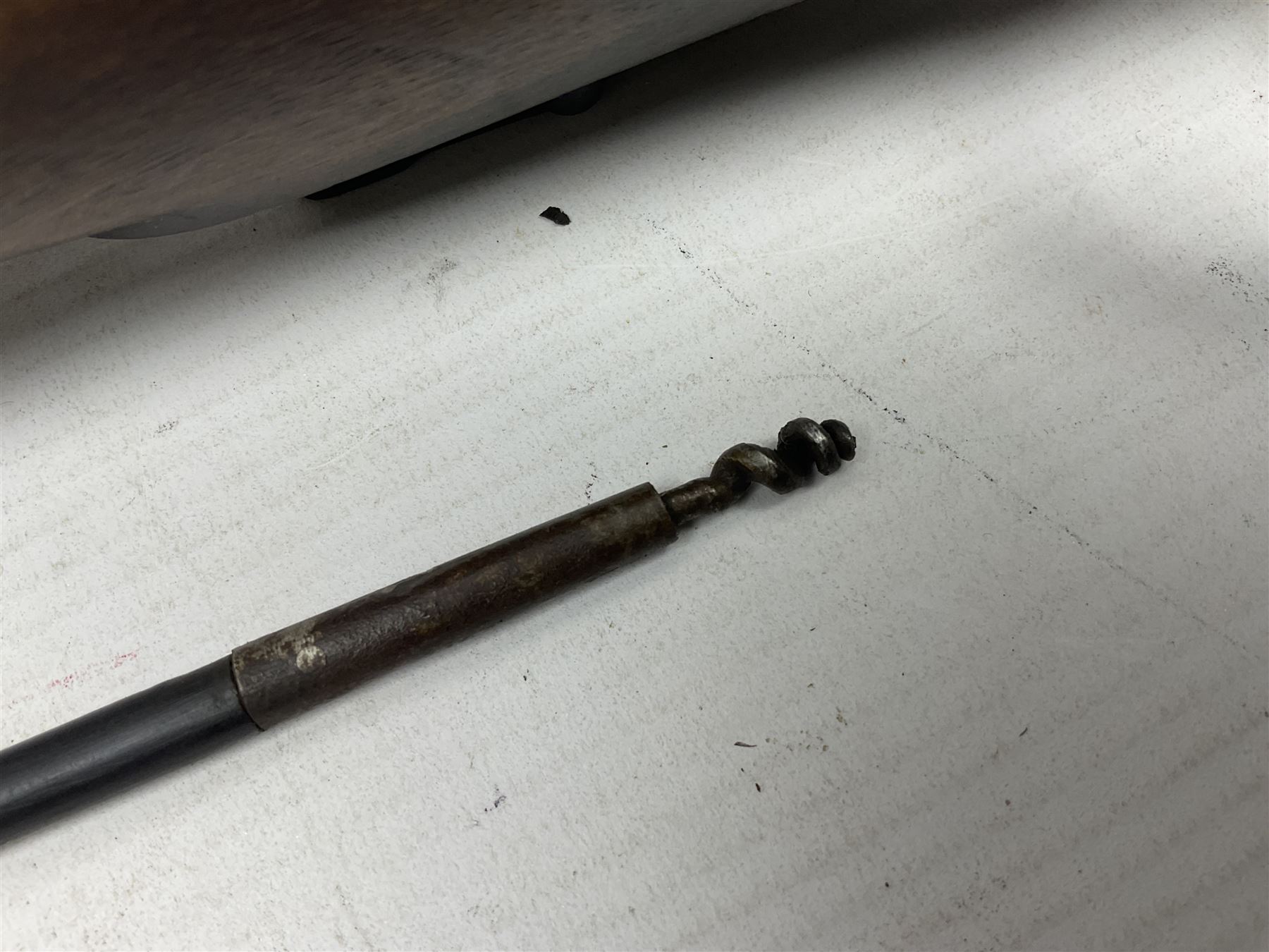 Early 19th century 16-bore flintlock single barrel travelling pistol, the 21.5cm stub twist octagonal barrel with two barrel pins and ramrod under, engraved lock plate with roller frizzen, engraved trigger guard with pineapple finial, walnut stoock with chequered grip L40cm overall