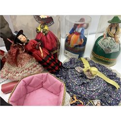 Collection of International collectors dolls to include battery operated dancing Spanish Flamenco doll, Marin Chiclana Spanish Flamenco dancer doll, Maltese and Italian examples etc