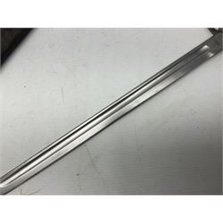 WW1 British 1907 pattern bayonet, the 43cm single edged fullered blade stamped to the ricasso with a crown GR cypher 1907 8 15 Sanderson, with various ordnance marks verso, two piece walnut grip, pommel stamped 1HLI 354; in steel mounted leather scabbard stamped 140 to the throat L57cm overall