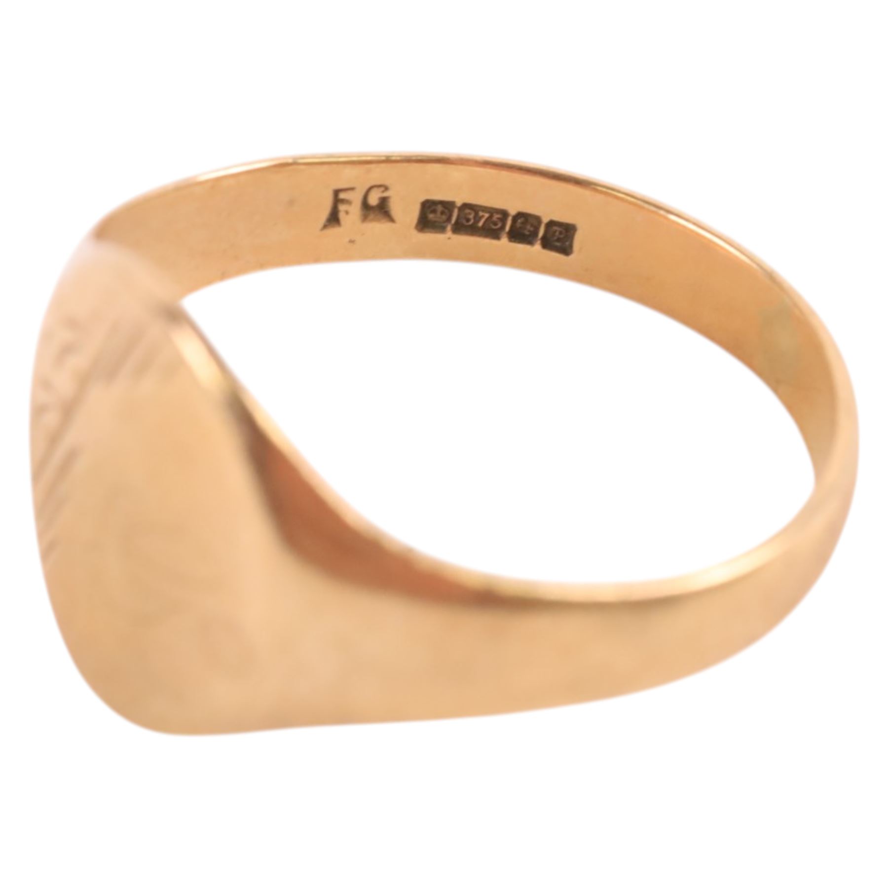 9ct gold signet ring with engraved initial G, hallmarked 